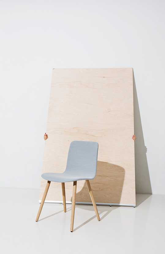 Sola chair with wooden legs