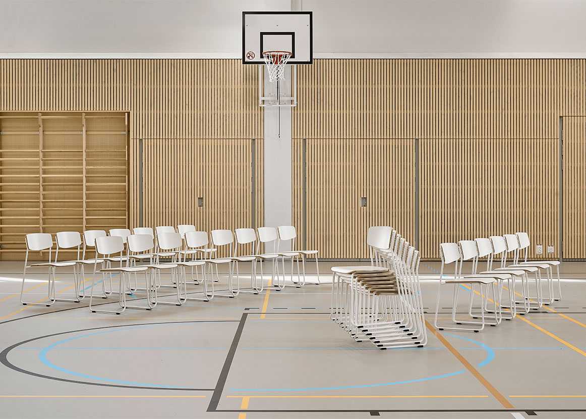 Elly chairs in the sports hall of Etelä-Nummela school and daycare centre