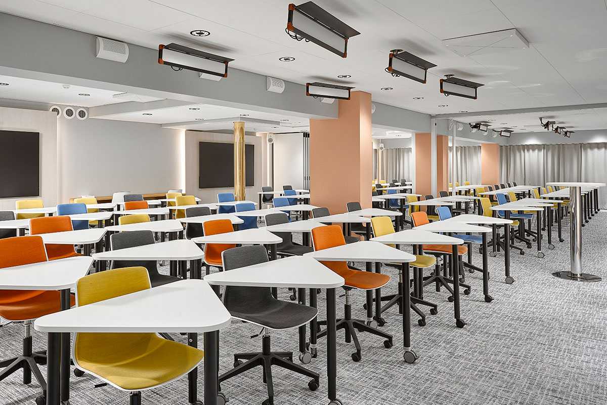 Sola chairs and Pinta tables in the lecture area