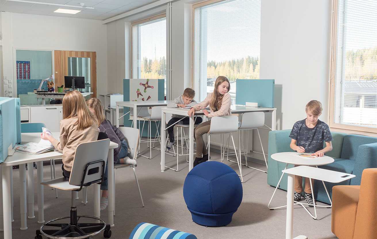 Pupils sitting on Martela's Grip NxT, Sola and Bit chairs in Hiltulanlahti School