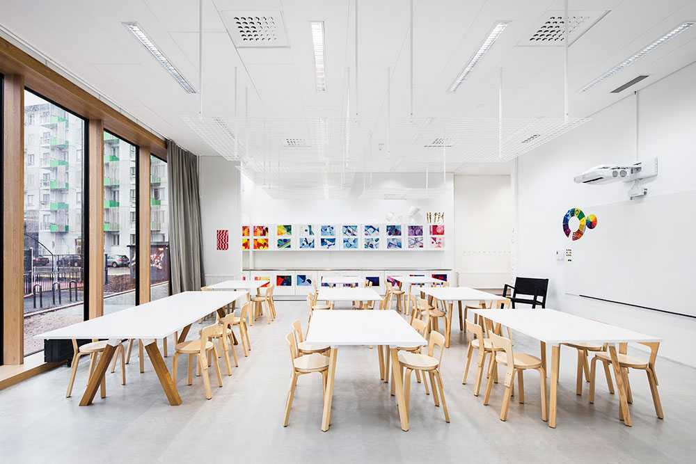 Martela's Frankie and Alku tables in the Jätkäsaari comprehensive school in Helsinki