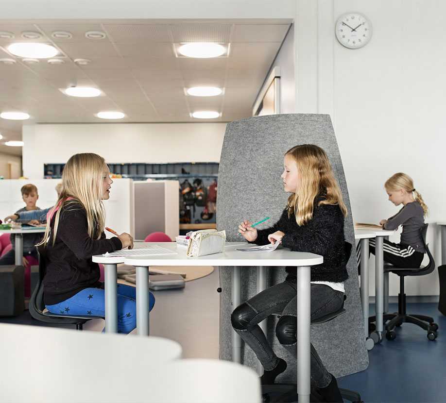 Pupils studying on Martela's Pinta Triangle tables at Juteinikeskus in Hattula, Finland