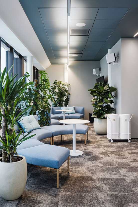 Curved Noora sofa in the hallway