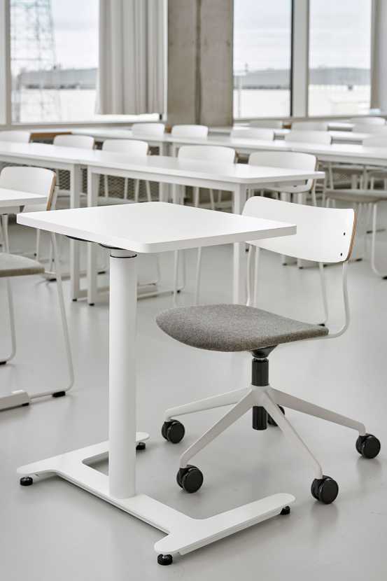 Height-adjustable Ella chair and Jojo desk in the classroom