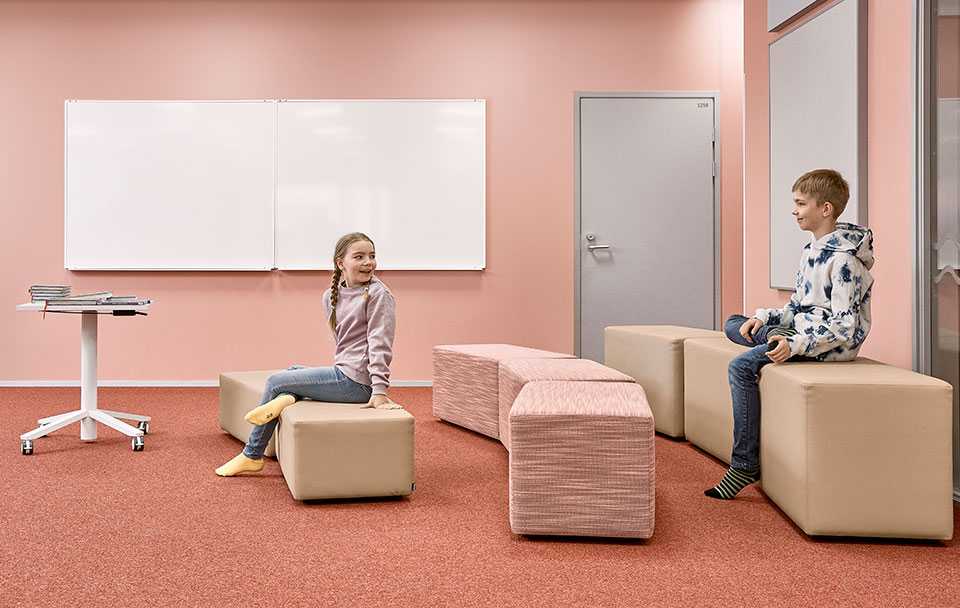 Two pupils sitting on Bit stools