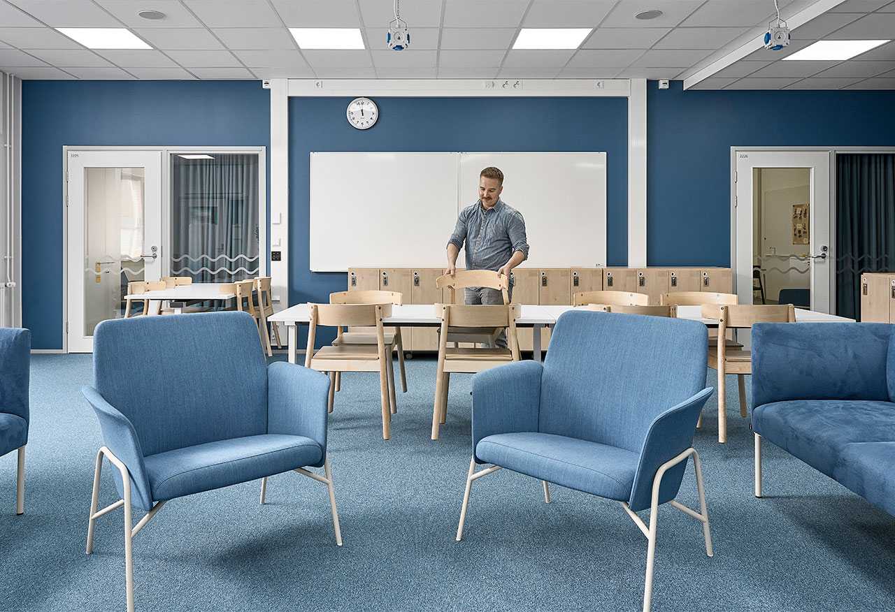 Blue color scheme in Etelä-Nummela school and daycare centre