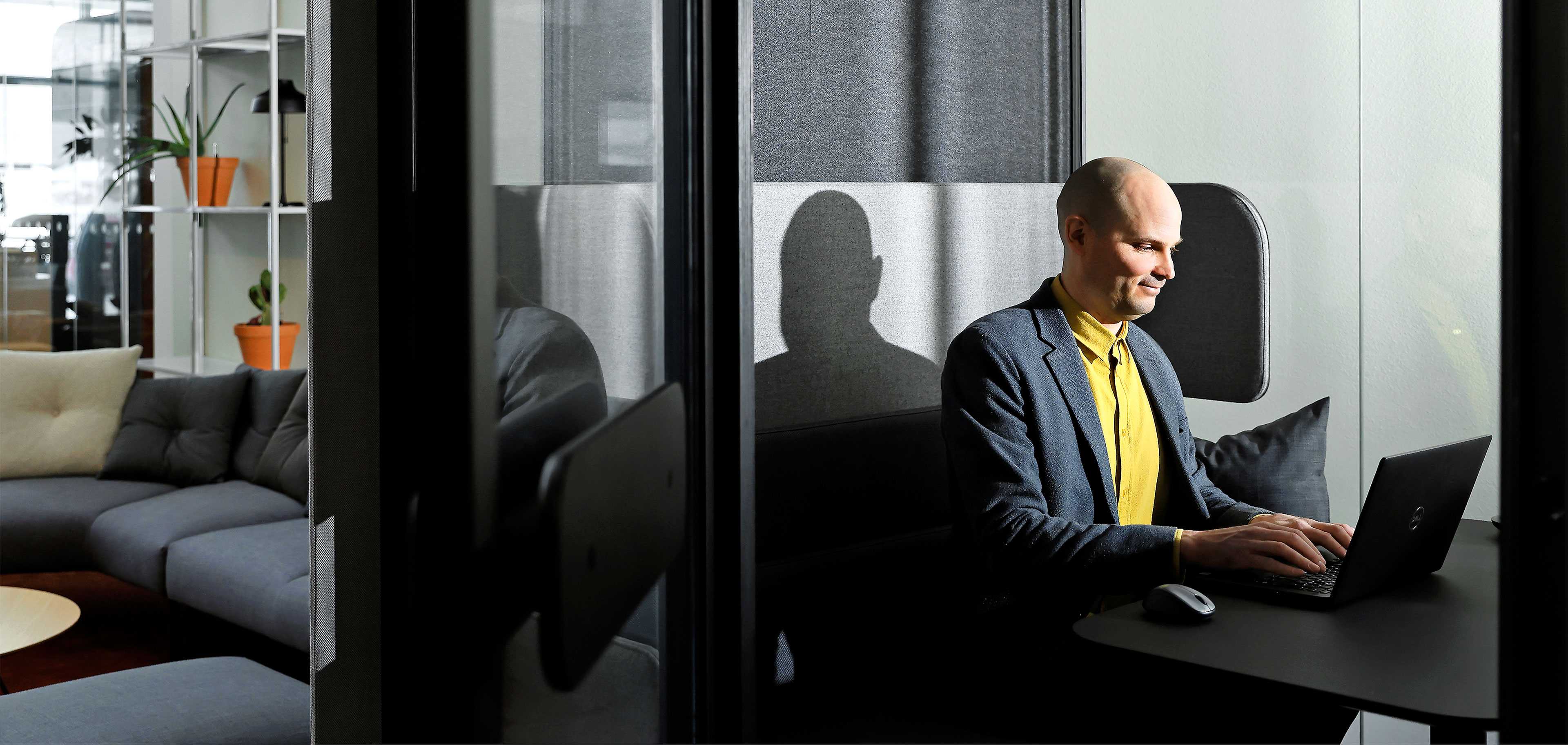 Eerikki working in a PodBooth Meeting