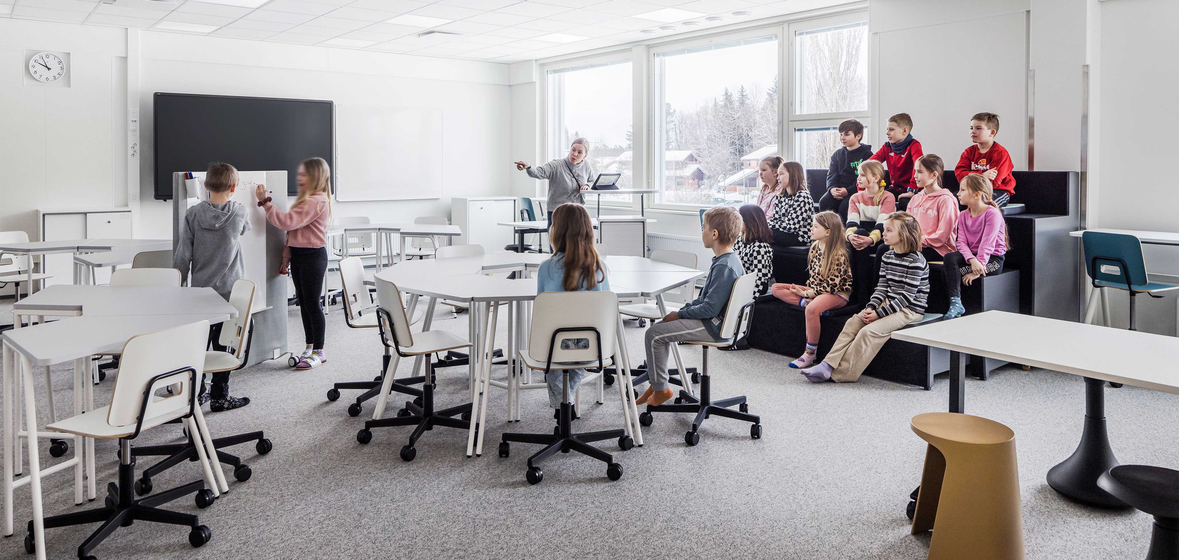 Studenter som studerar i klassrummet