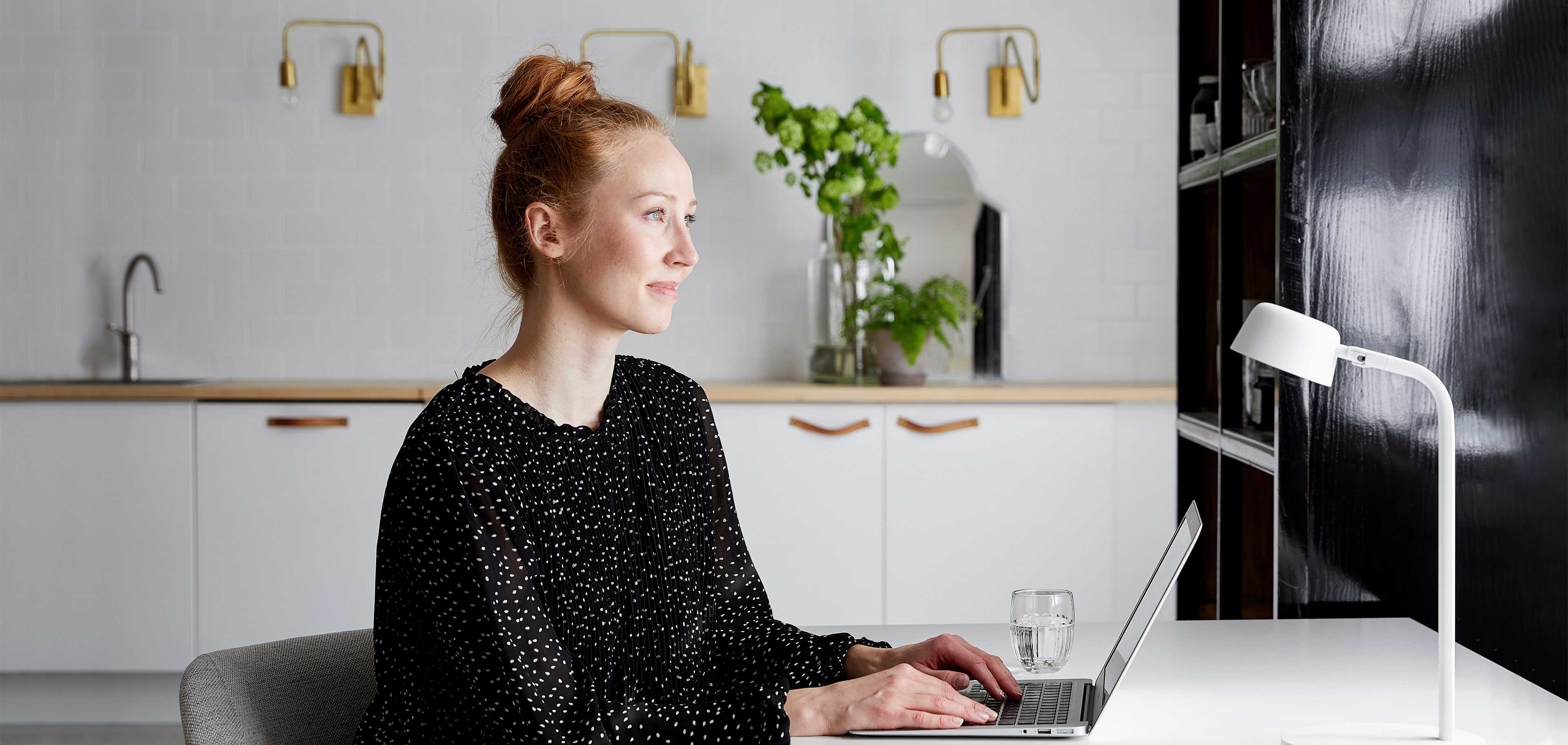 Kvinne på arbeidsstasjonen