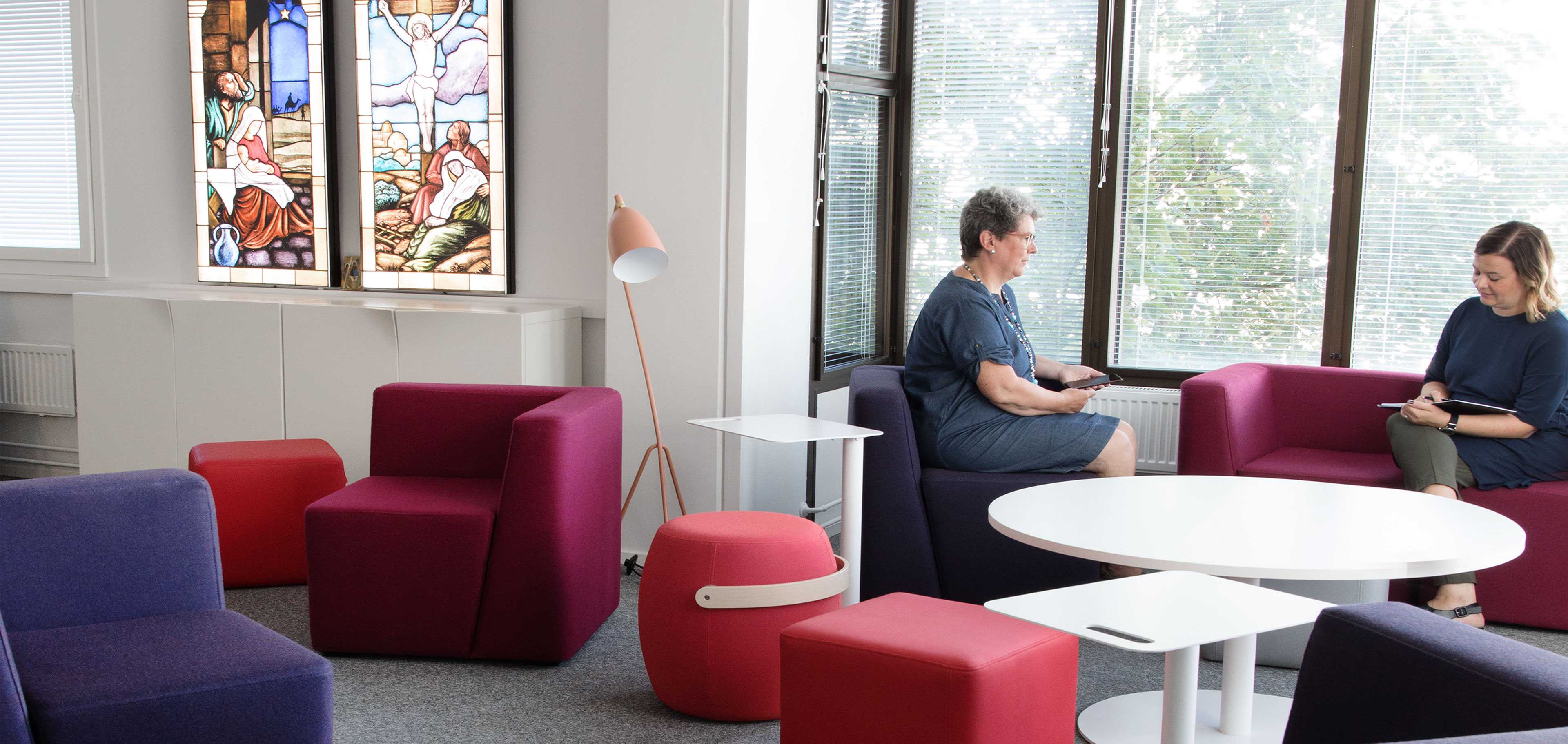 Women sitting at Martela's Bit stools and sofa at FELM's office