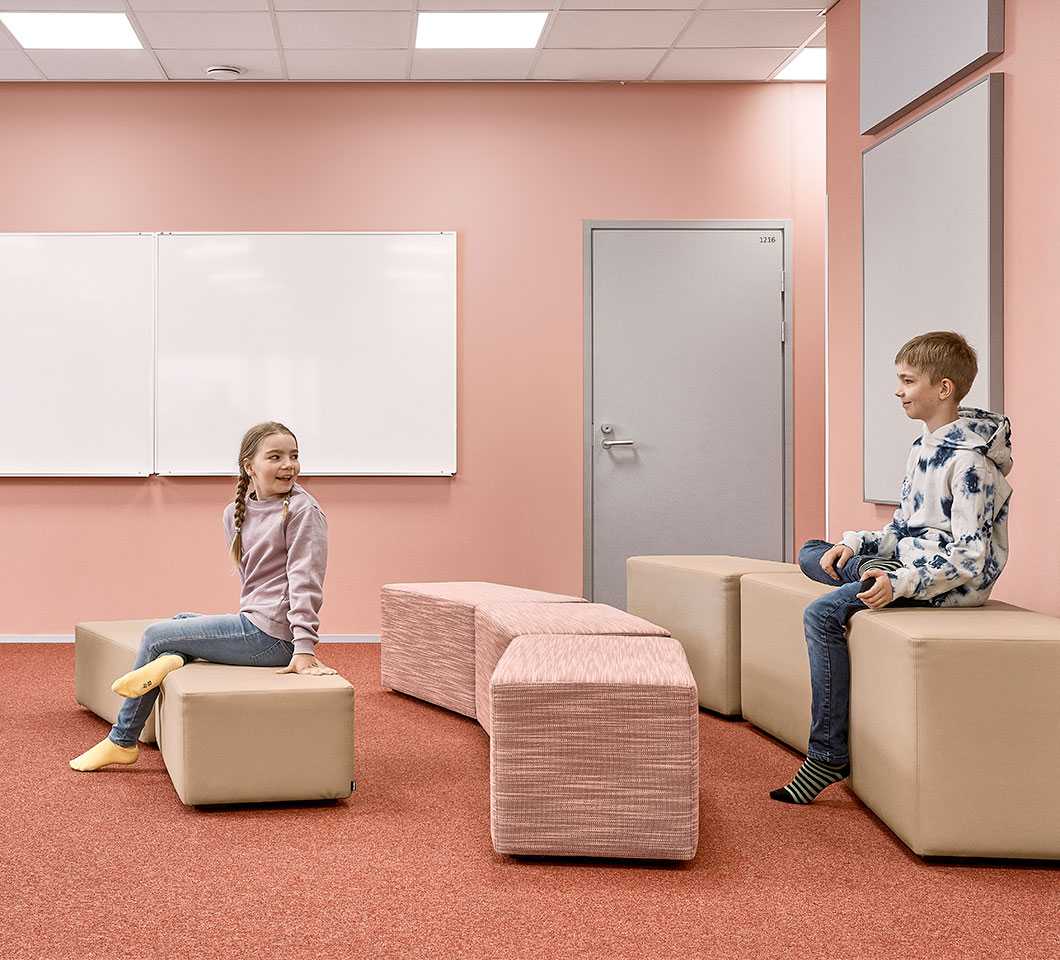 Two pupils sitting on Bit stools