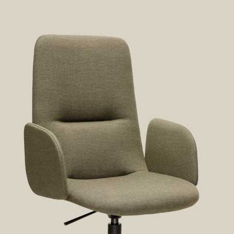 Sola conference chair with soft upholstery