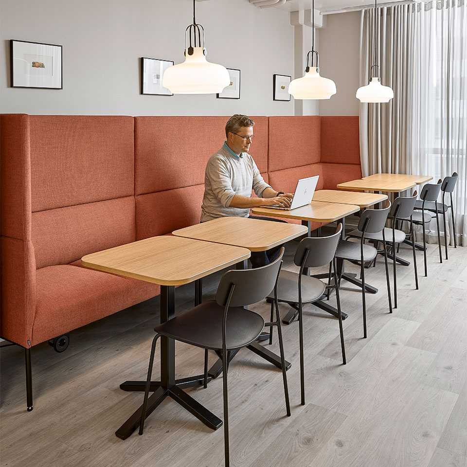 Mies työskentelemässä working cafessa